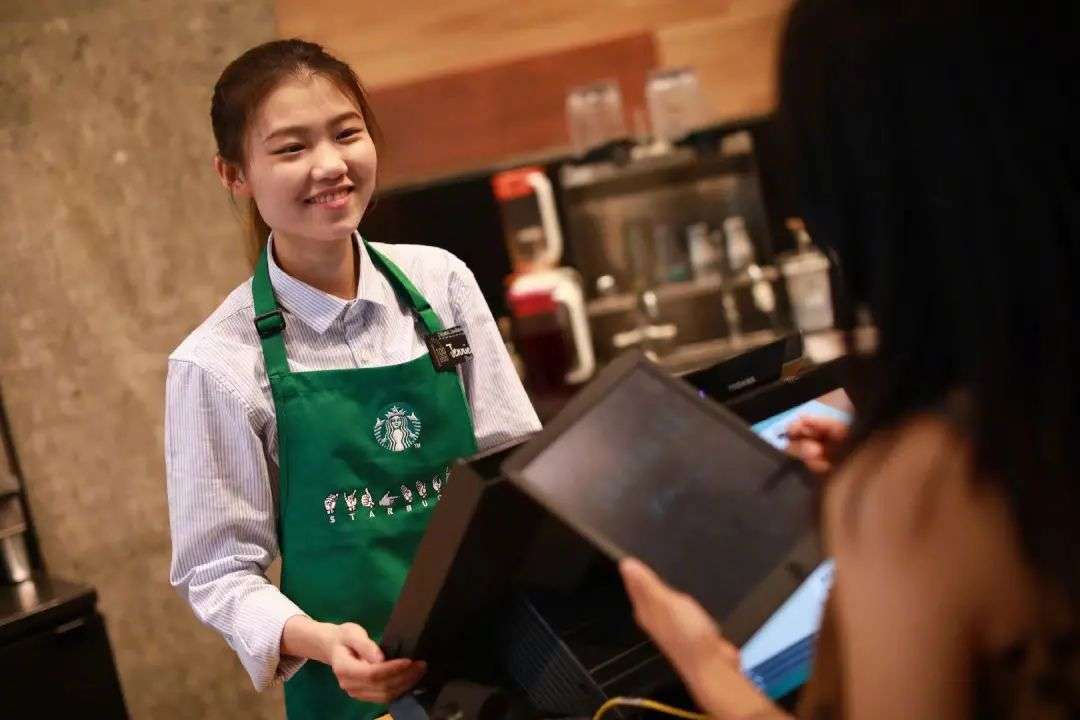 让海报动起来、灯光能引路，星巴克服务理念正在茶饮店流行
