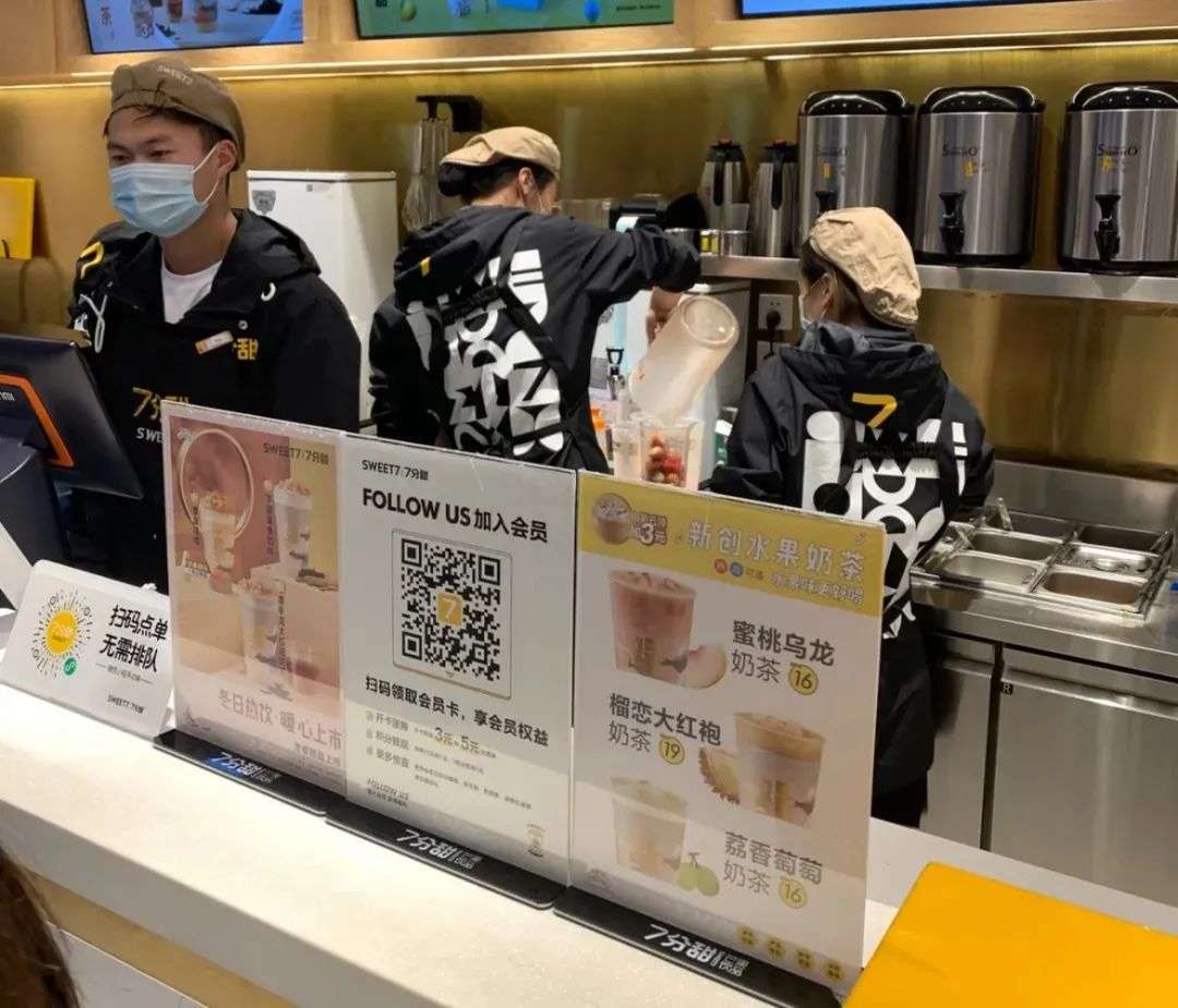 让海报动起来、灯光能引路，星巴克服务理念正在茶饮店流行