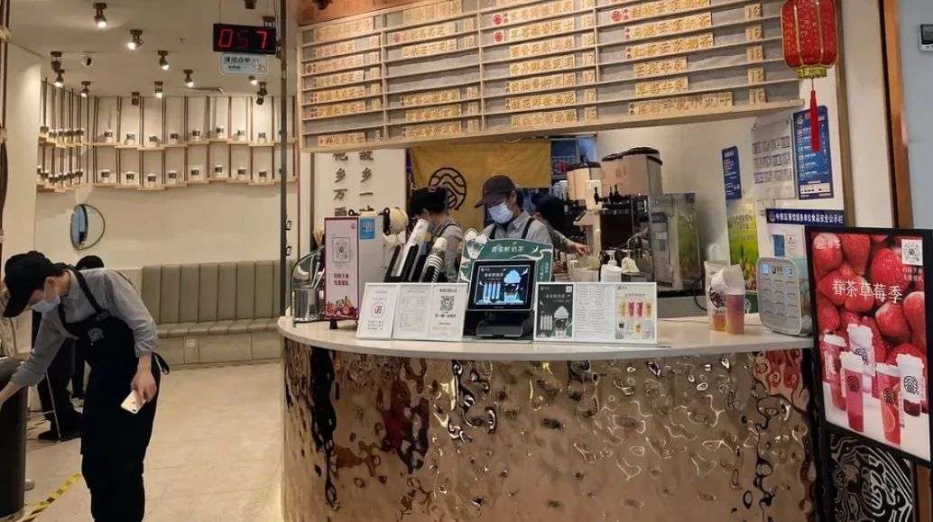 让海报动起来、灯光能引路，星巴克服务理念正在茶饮店流行