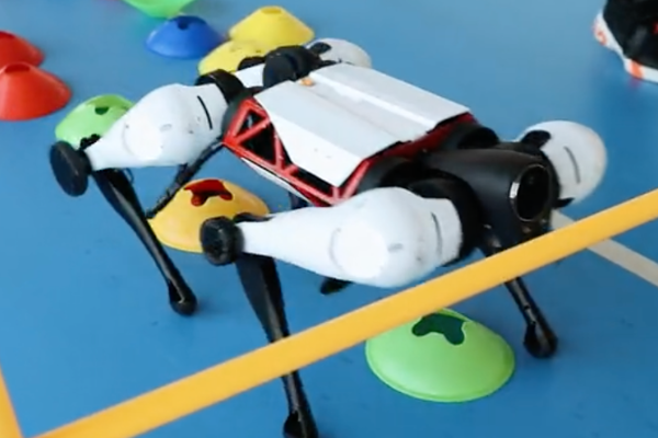 腾讯发布首个全自研机器狗Max，有腿又有轮，会“拜年讨红包”