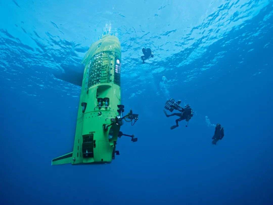 登Nature封面，浙大研发中国「怪鱼」，裸泳全球最深万米海沟