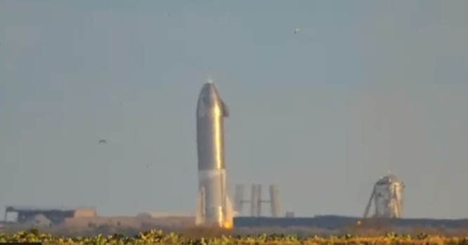 你又见证马斯克创造历史，SpaceX星舰从万米高空飘落稳稳站住