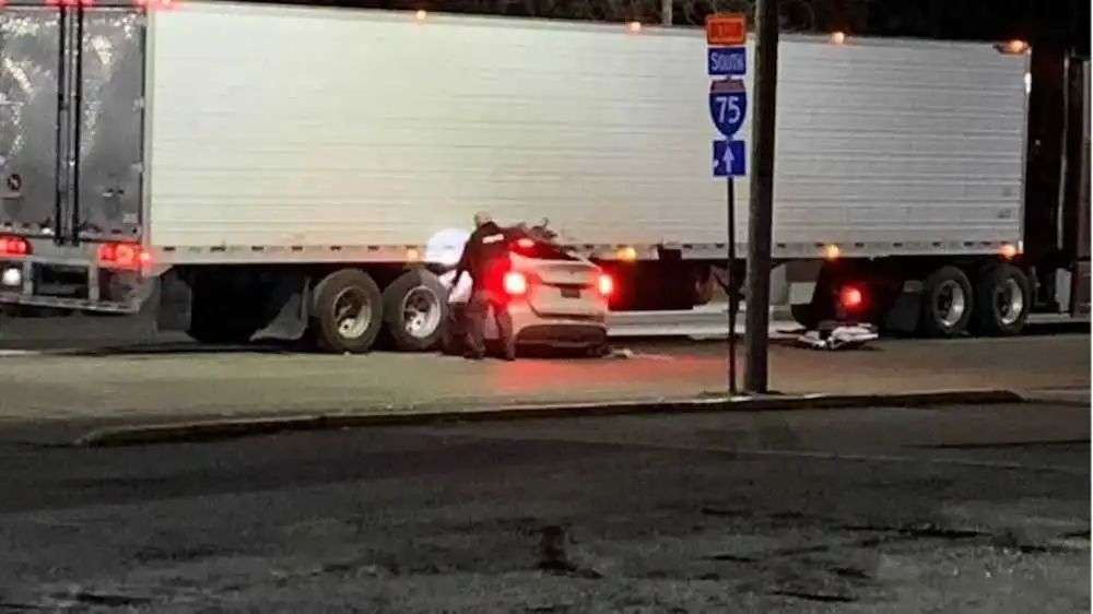 四次事故两死两伤，特斯拉点解总是撞上白色卡车？