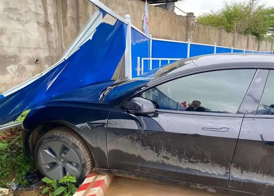 01 刹不住车的特斯拉