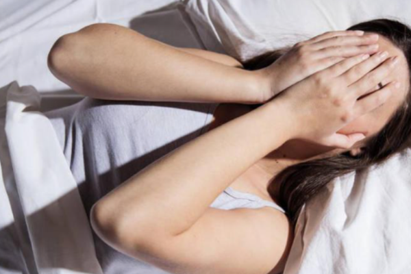 褪黑素、睡眠课，正在收割3亿“失眠人”的焦虑