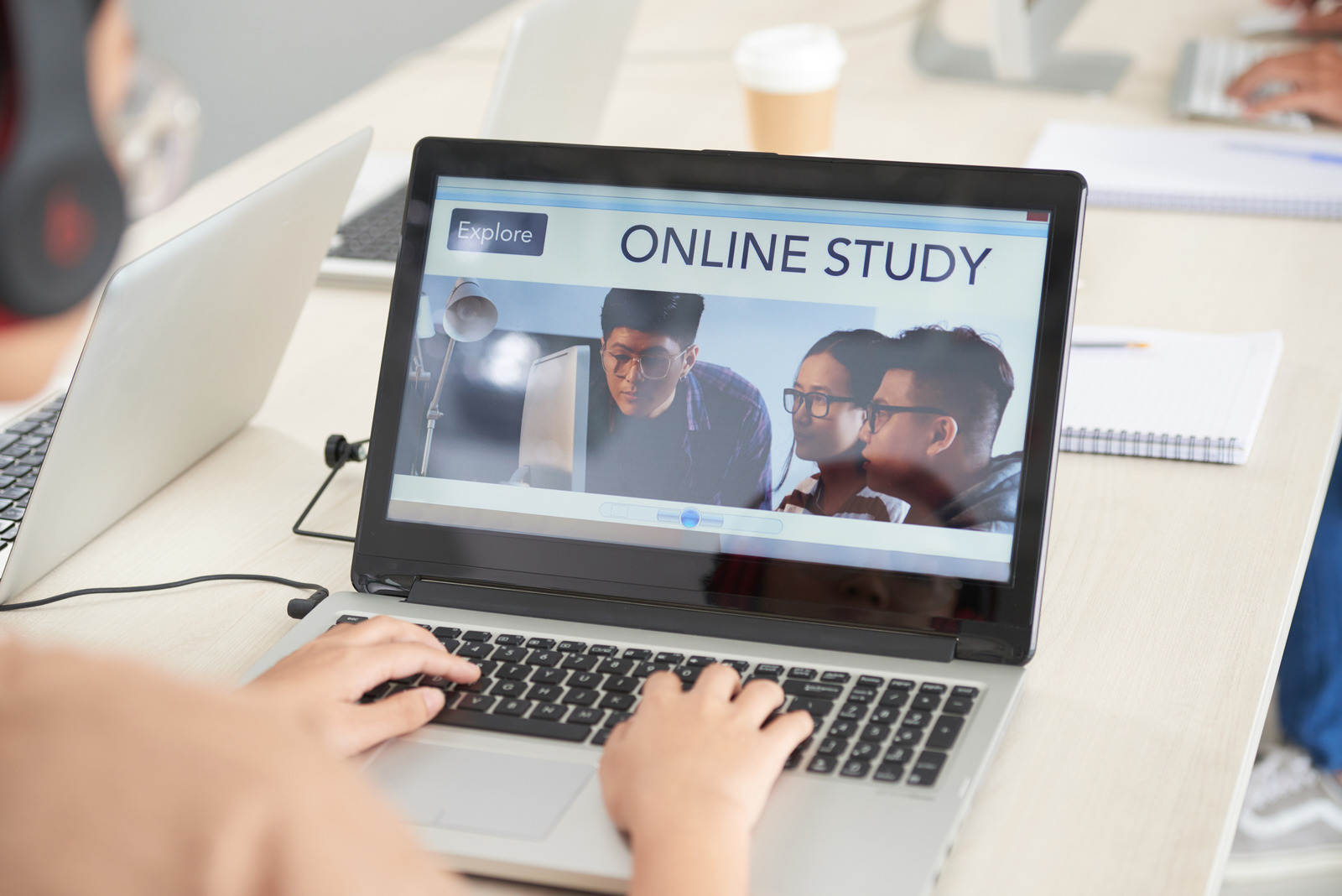 猿辅导、作业帮扎堆做硬件，在线教育企业人人争当“小霸王”？