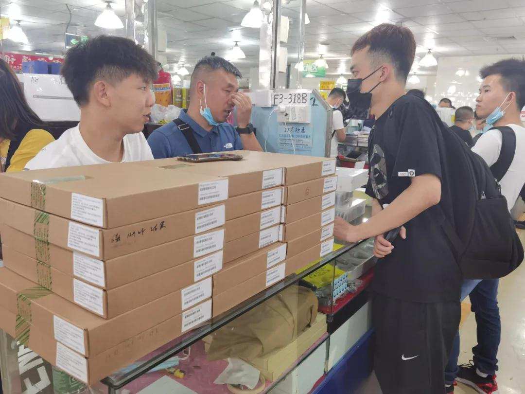 我靠直播卖二手：用铲子铲手机、想停播就停播，老铁只认我
