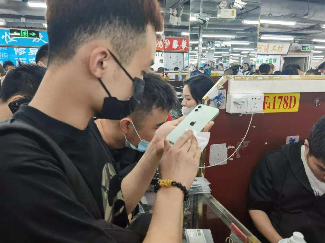 我靠直播卖二手：用铲子铲手机、想停播就停播，老铁只认我
