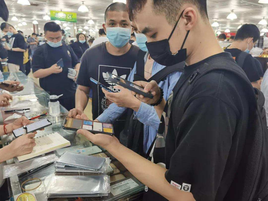 我靠直播卖二手：用铲子铲手机、想停播就停播，老铁只认我