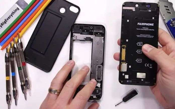 高价低配，设计老旧，但这家「小而丑」的手机厂商为什么没被苹果小米干掉？