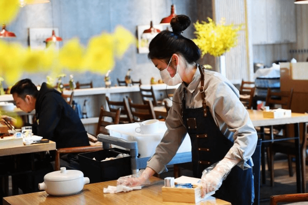 餐饮老板的新生意经：双主场思维与“30/50法则”