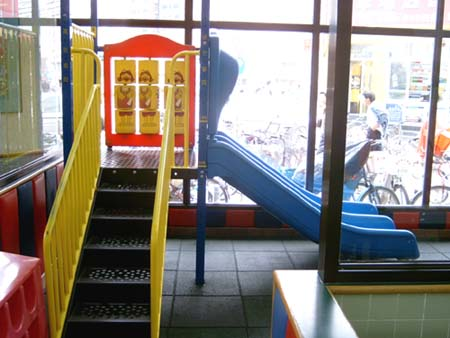 麦当劳是点样从“儿童乐园”变成“中老年食堂”嘅？