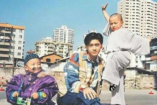 在内地娱乐圈，把一个普通人捧成时代偶像，总共分几步？