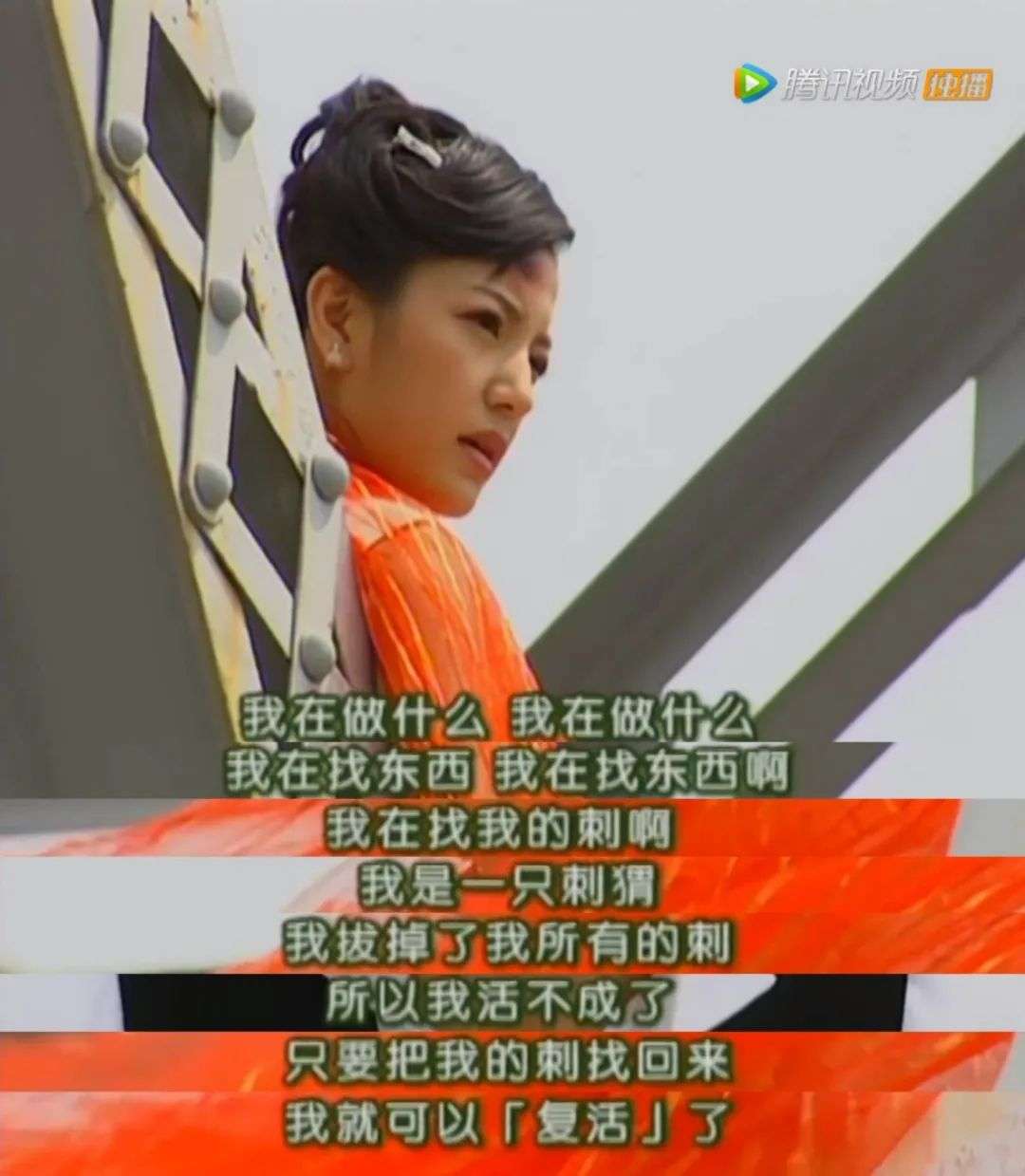 众多儿女中,唯一得到陆振华悉心宠爱的人是依萍的姐姐心萍,因为她长得