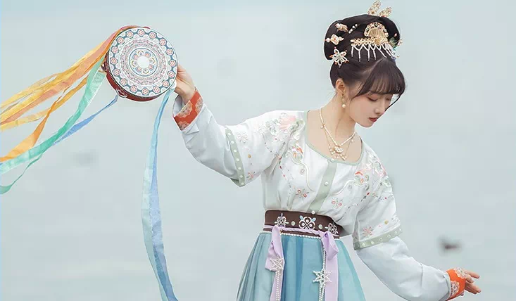 这个新兴的百亿市场，是如何诱惑年轻人的？