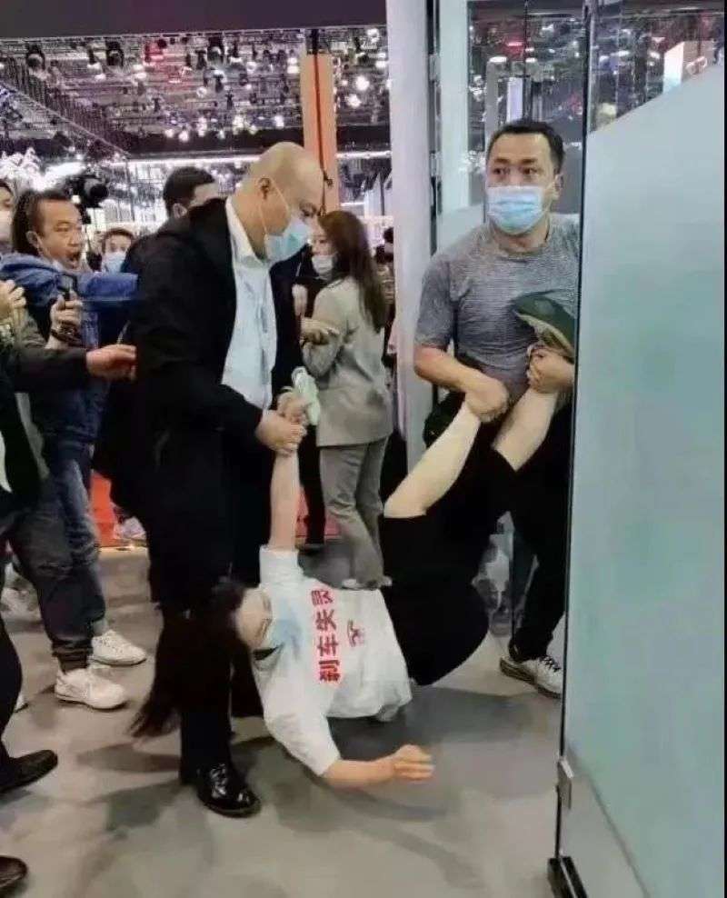 “硬杠”特斯拉升级：女车主被拘也不放弃