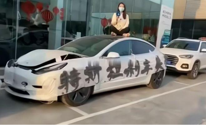 01 "失灵"的是车?还是危机公关?这显然已经不是特斯拉第一次"不妥协".