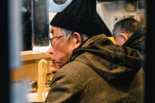 我在短视频平台追中老年短剧：越尴尬，越想看