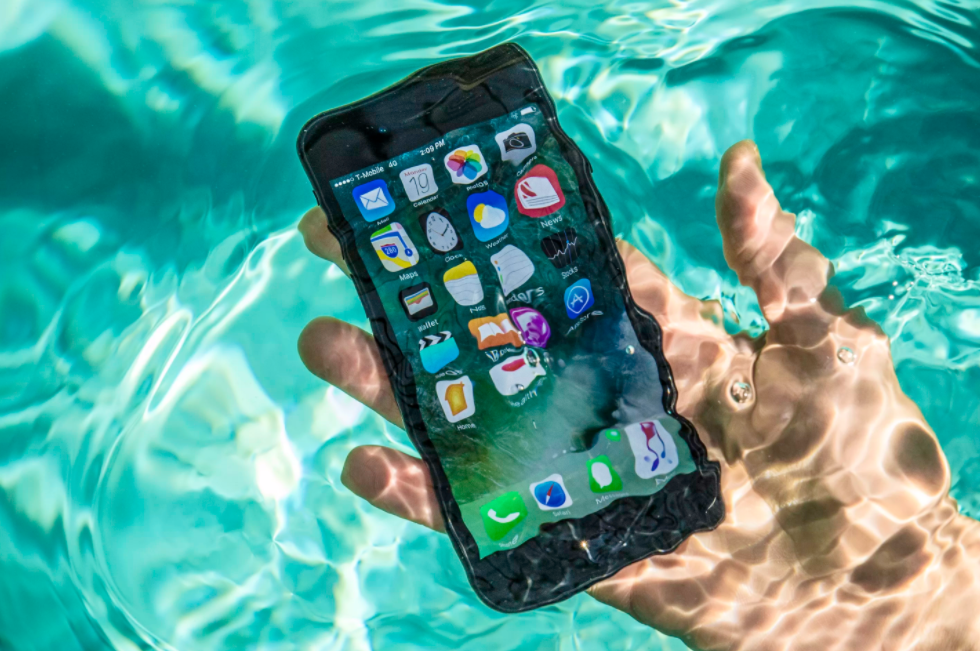 iPhone涉嫌虚假广告：唔可以带去游泳嘅手机，到底算唔算“防水”？