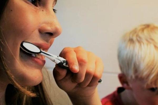 这届年轻人的牙齿保卫战：每晚花半小时护理，为口腔消费上千元