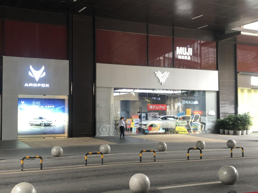 橱窗中的新能源汽车：一场新型消费业态的加速更迭