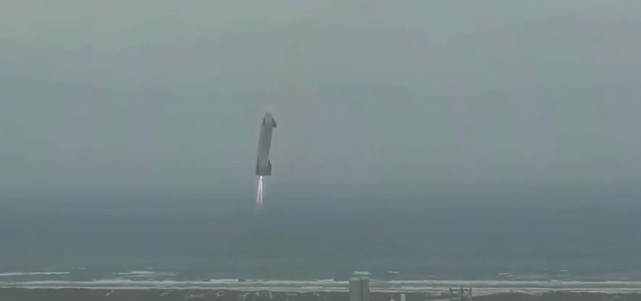 终于成功嘎啦，马斯克笑开花，SpaceX星舰万米高空飘下完美住陆