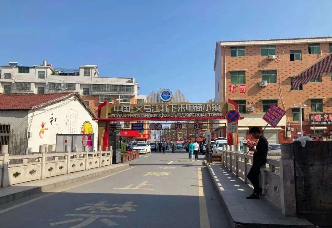 2公里外"电商直播第一村"北下朱村的一处中通快递网点,网点负责人从