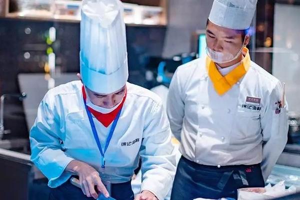 徐记海鲜在武汉“搞事情”啦！核心商圈三店齐开！！