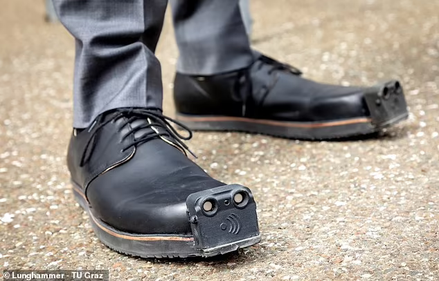 用鞋子畀视障人士导航：这款“导盲鞋”可检测4米外障碍物，振动提醒躲避，一双2w5