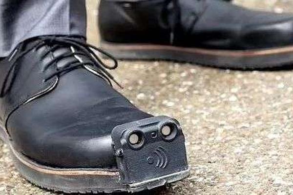 用鞋子给视障人士导航：这款“导盲鞋”可检测4米外障碍物，振动提醒躲避，一双2w5