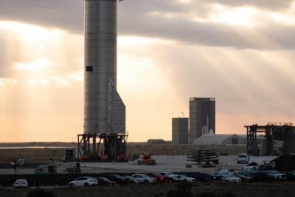 《释放亚马逊》再爆猛料：贝索斯曾两次私聊马斯克太空探索，还想挖SpaceX总裁