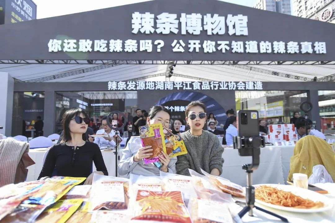 如果卫龙美味顺利上市,其背后的实际控制人刘卫平,刘福平兄弟俩,财富