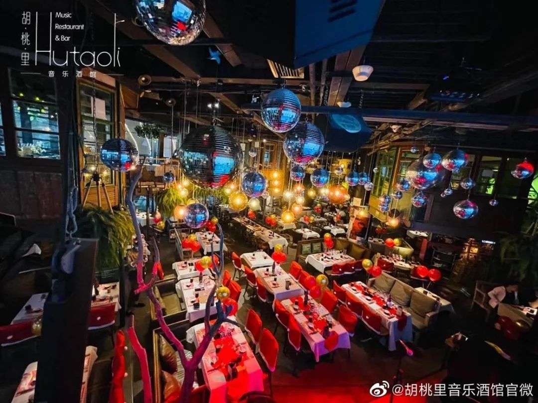 湊湊和老乡鸡开酒吧，边涮毛肚边蹦迪？