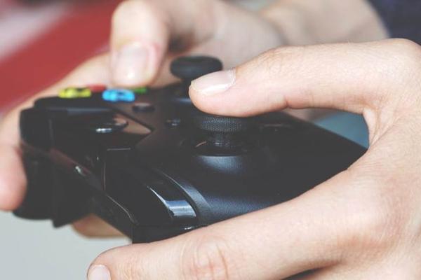 RNG夺冠，《原神》喜提热搜，米哈游遛电竞粉遛得飞起？