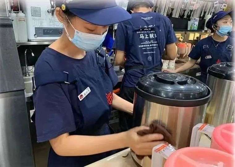 突查茶饮店，多数品牌都在上午11点前“翻车”