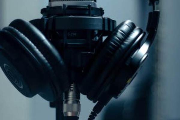 综艺节目热衷于观察人类，观众只想看真实的故事