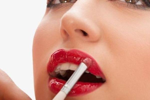 高瓴、腾讯都押注的美妆集合店，是真风口还是伪泡沫？