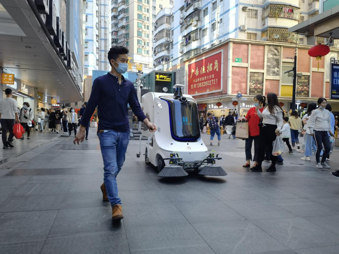 坎德拉多功能环卫机器人，引领城市环卫新格局