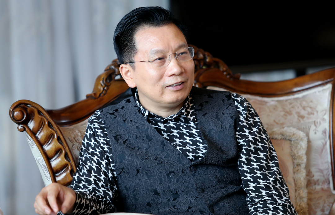 这个爸爸就是后来的家居龙头红星美凯龙的董事长兼ceo,车建新.