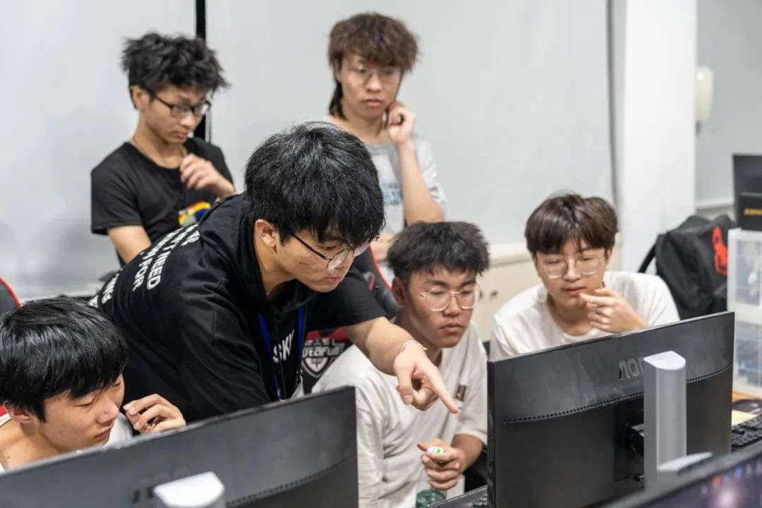 第一实训楼里,位于五楼尽头的这间电竞训练室几乎从来没有在晚上11点