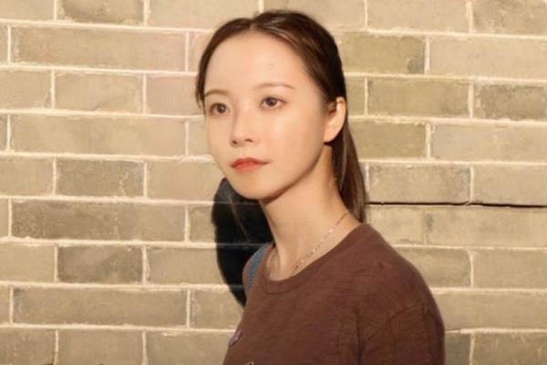 她没高考就被清华录取，刚出生就能画画、推理，究竟怎么做到的？