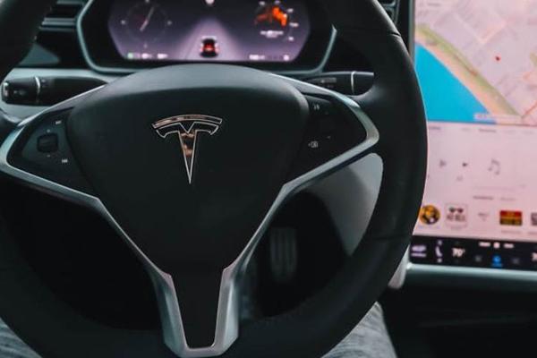 特斯拉砍掉挡杆，自动驾驶已经开始改变人类？