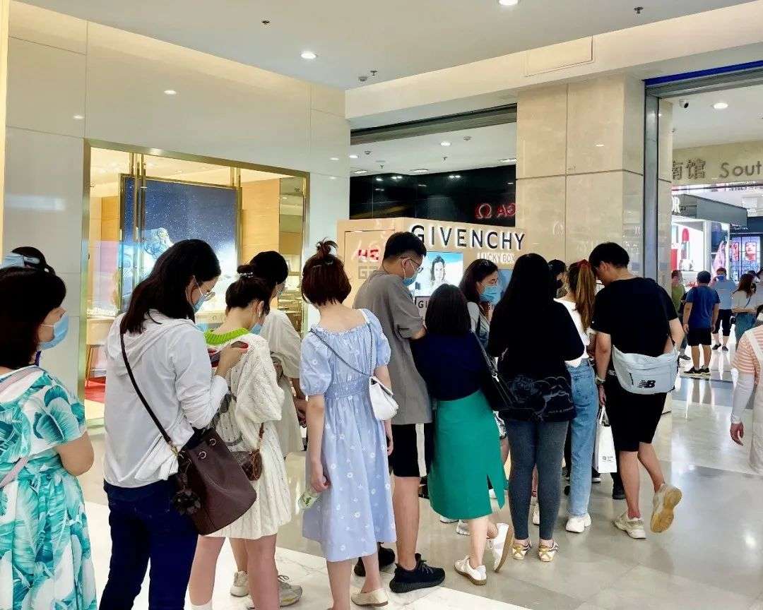 "和平菓局"之外,商场内人群较为密集的,就是各大美妆的试用装赠送和