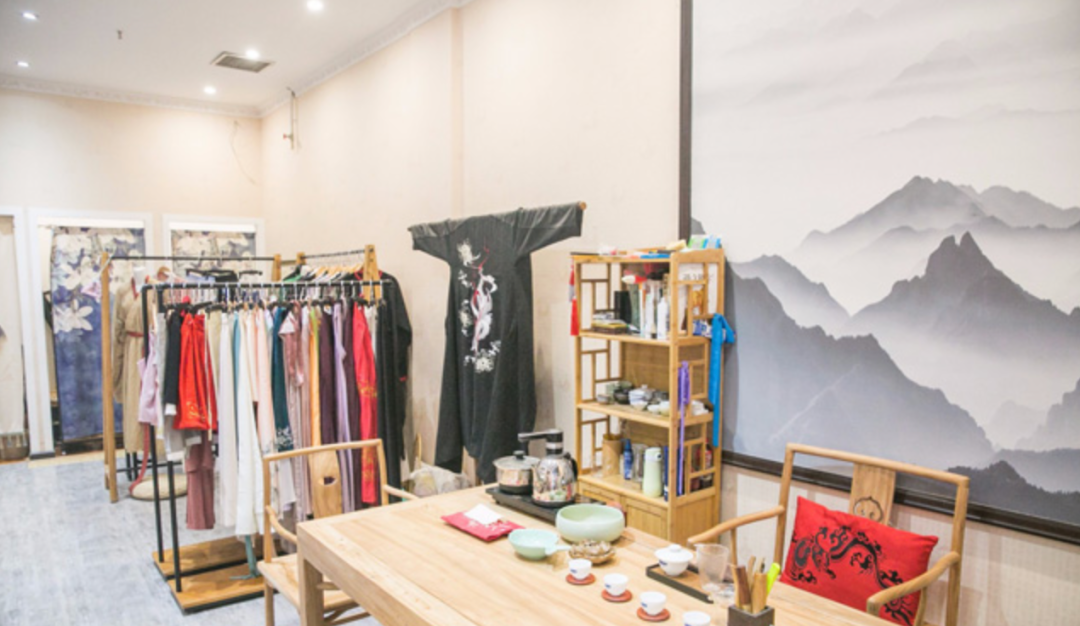 小县城里的汉服实体店，能否卷中求生？