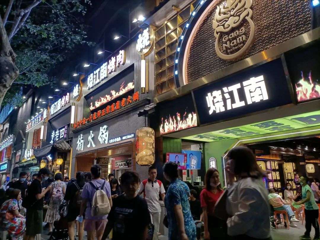 买通黄牛蹲点两晚揭秘成都明星餐饮街背后的套路