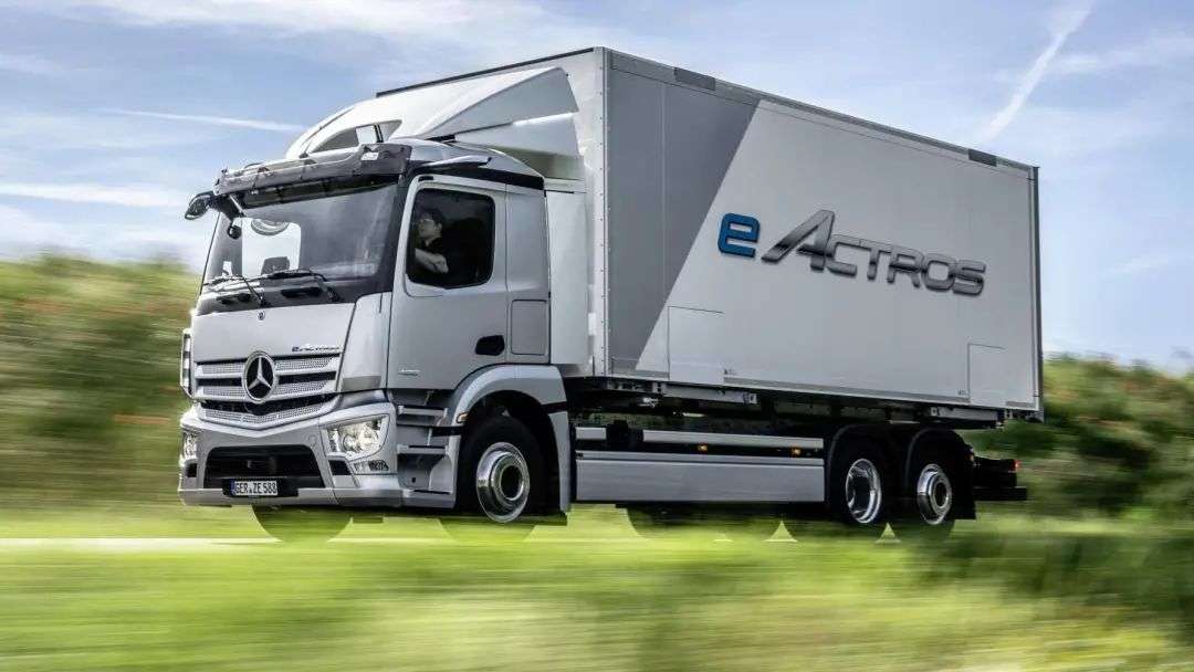 梅赛德斯发布首款电动卡车，「司机友好型卡车」上线