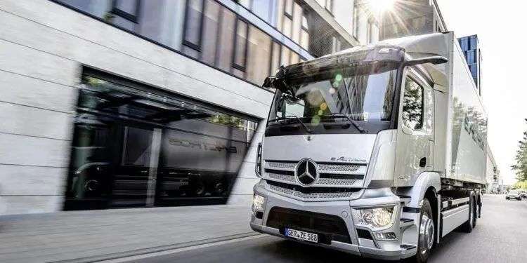 梅赛德斯发布首款电动卡车，「司机友好型卡车」上线