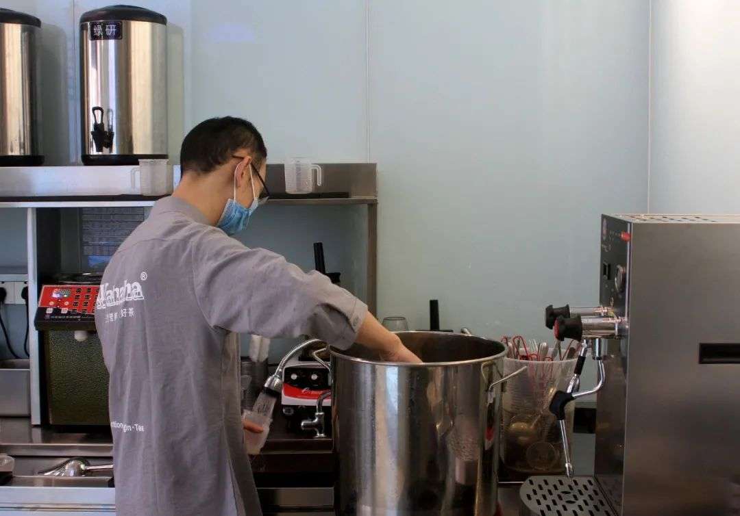 那些梦碎奶茶店的年轻人