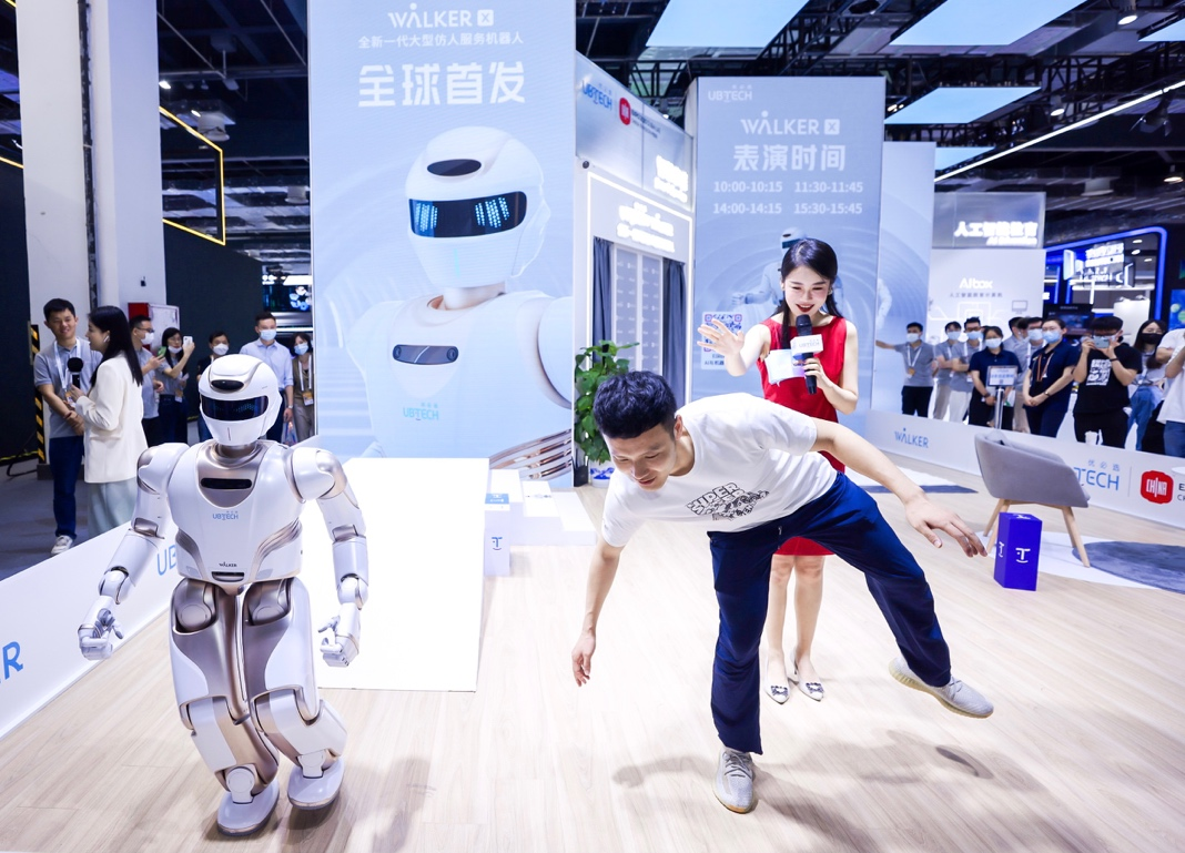 直击WAIC 2021 | 世界人工智能大会今日开幕，李彦宏、董明珠同台论“AI”