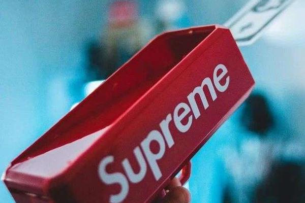 揭秘Supreme“山寨生意”：让薇娅“翻车”的授权方仍在寻求合作，联名费一年超百万